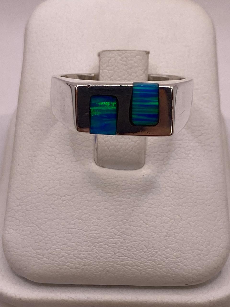 Anillo Contemporáneo con Ópalo de Fuego Azul‑verde en Plata .925, vista frontal
