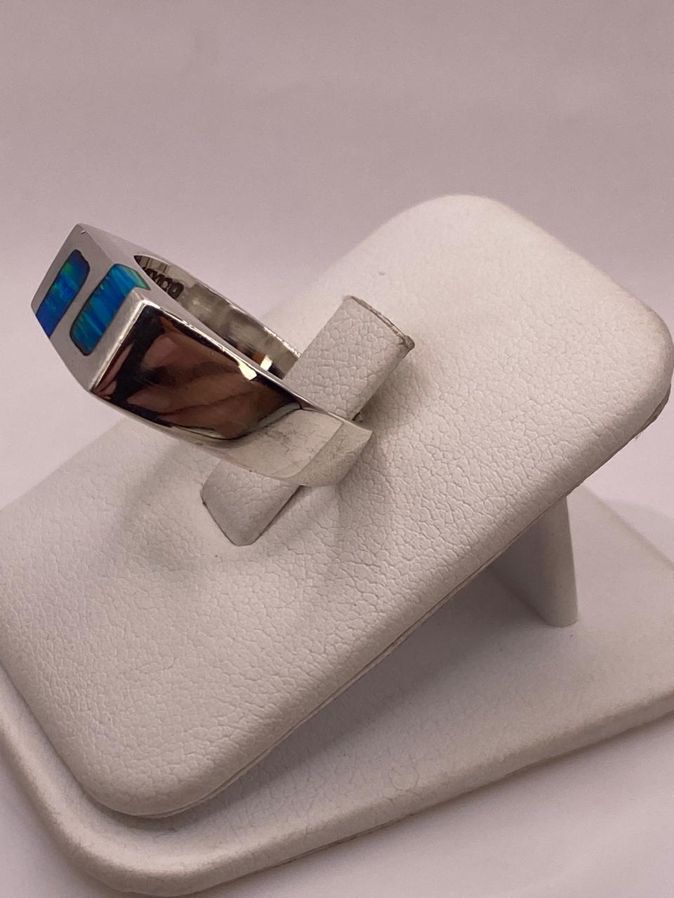 Anillo Contemporáneo con Ópalo de Fuego Azul‑verde en Plata .925, vista lateral