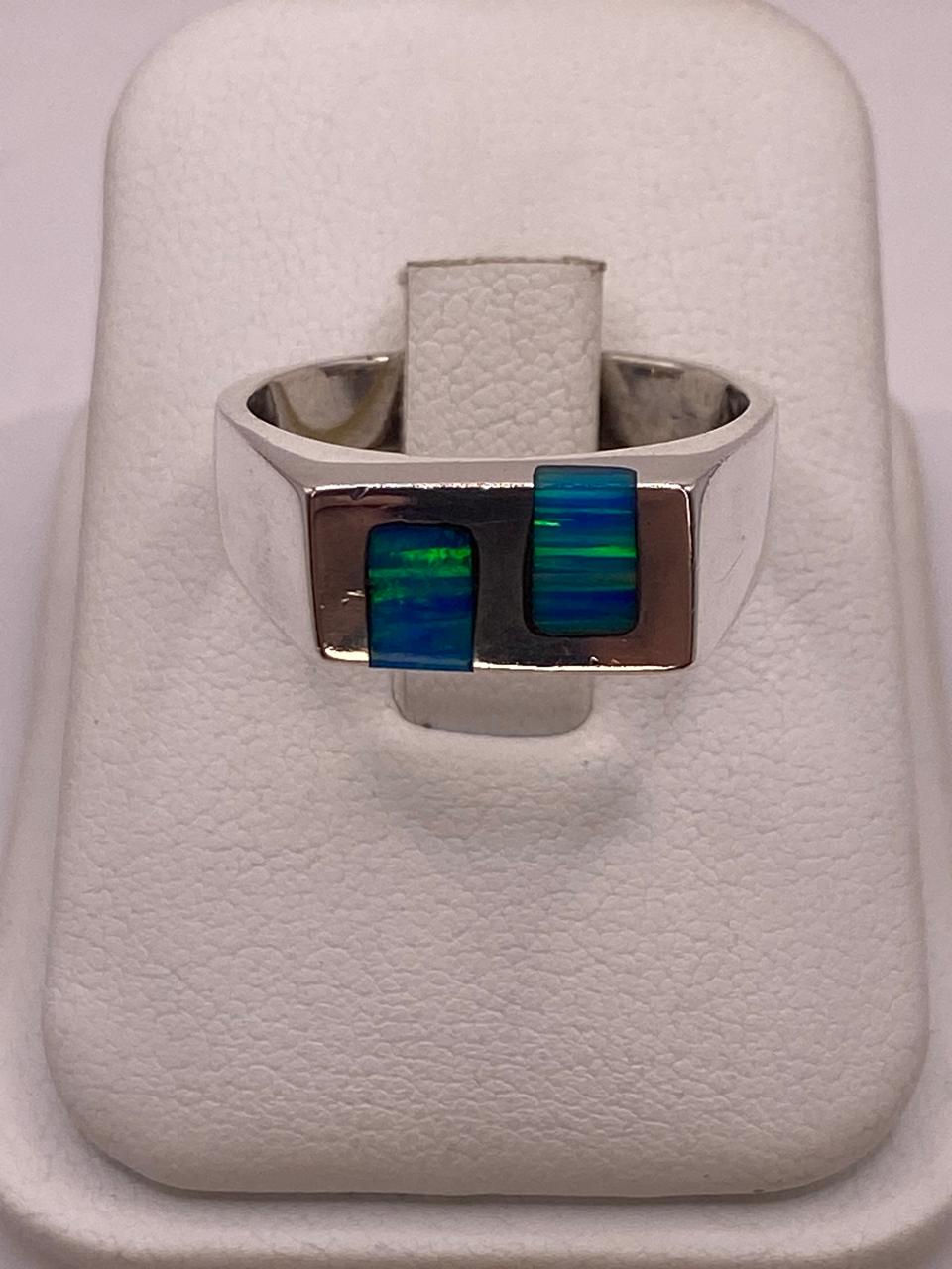 Anillo Contemporáneo con Ópalo de Fuego Azul‑verde en Plata .925 — ángulo diagonal