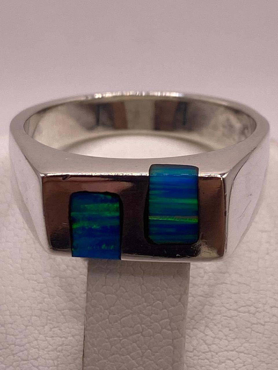 Anillo Contemporáneo con Ópalo de Fuego Azul‑verde en Plata .925, vista de detalle
