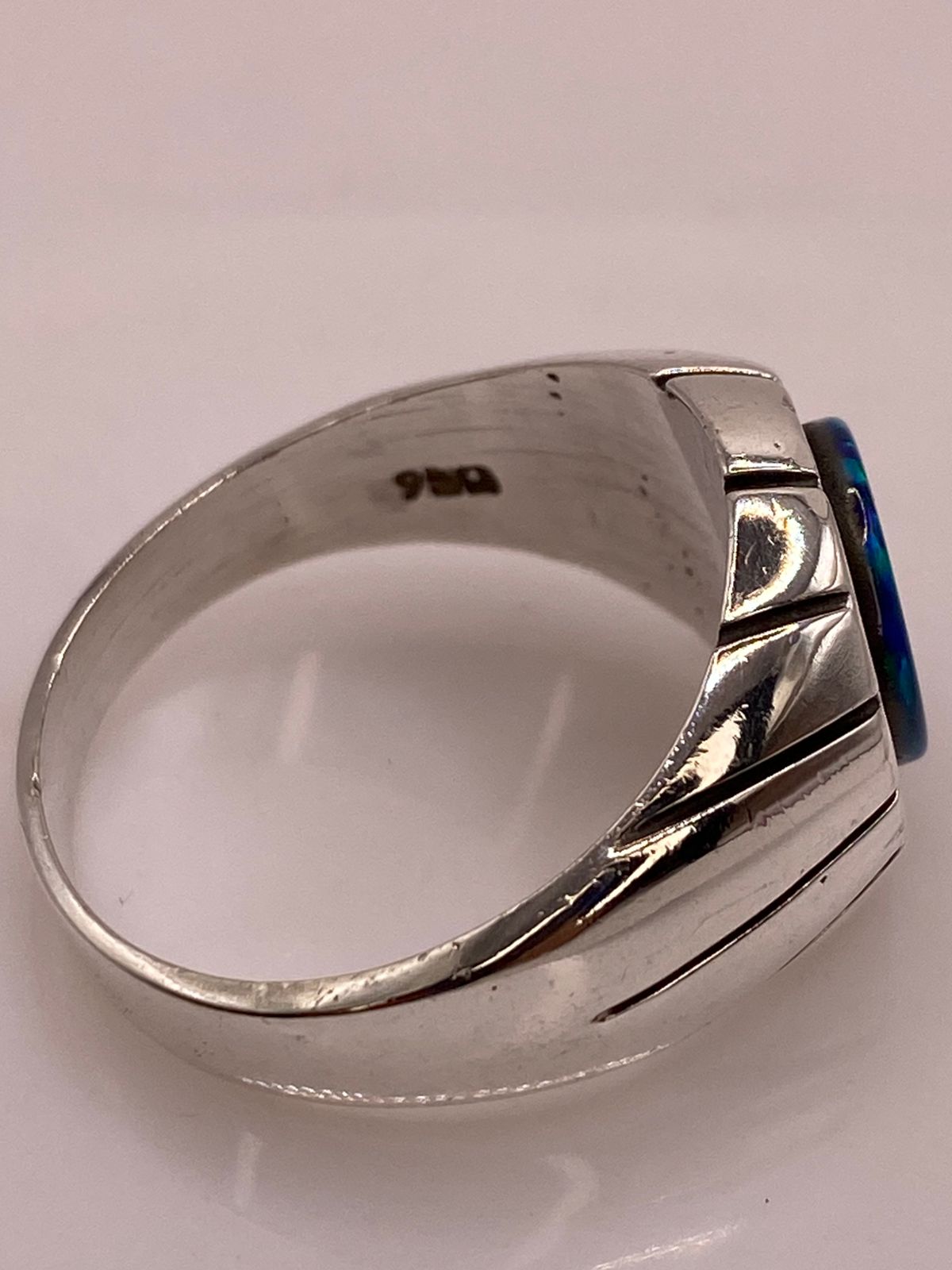Anillo Contemporáneo con Ópalo de Fuego Azul‑verde en Plata .950, sello de autenticidad Plata Ley .925