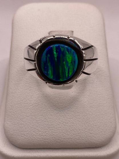 Anillo Contemporáneo con Ópalo de Fuego Azul‑verde en Plata .950 — ángulo diagonal
