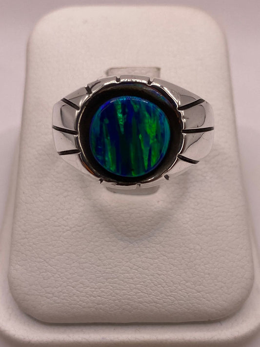 Anillo Contemporáneo con Ópalo de Fuego Azul‑verde en Plata .950 — ángulo diagonal