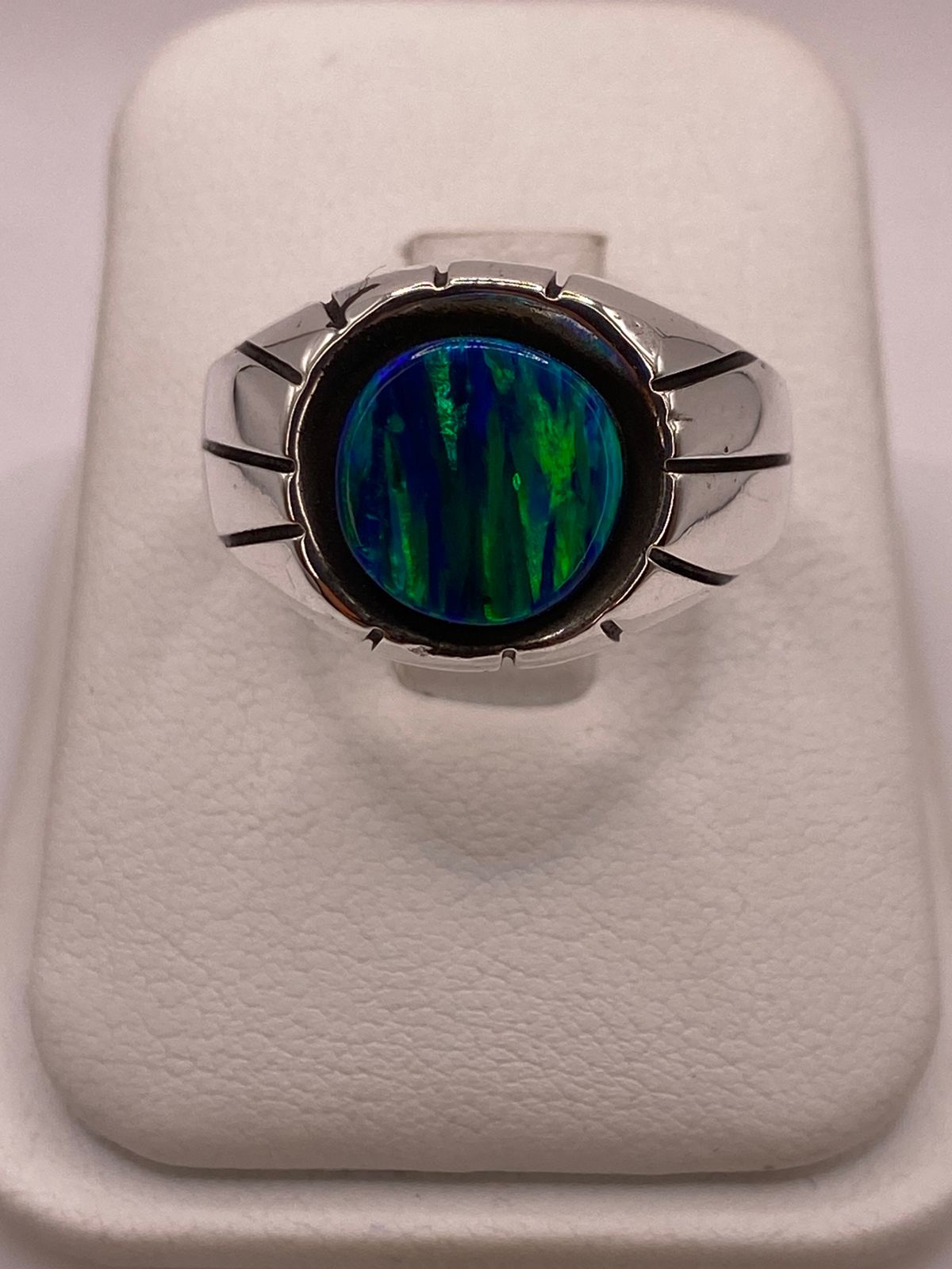 Anillo Contemporáneo con Ópalo de Fuego Azul‑verde en Plata .950, vista lateral