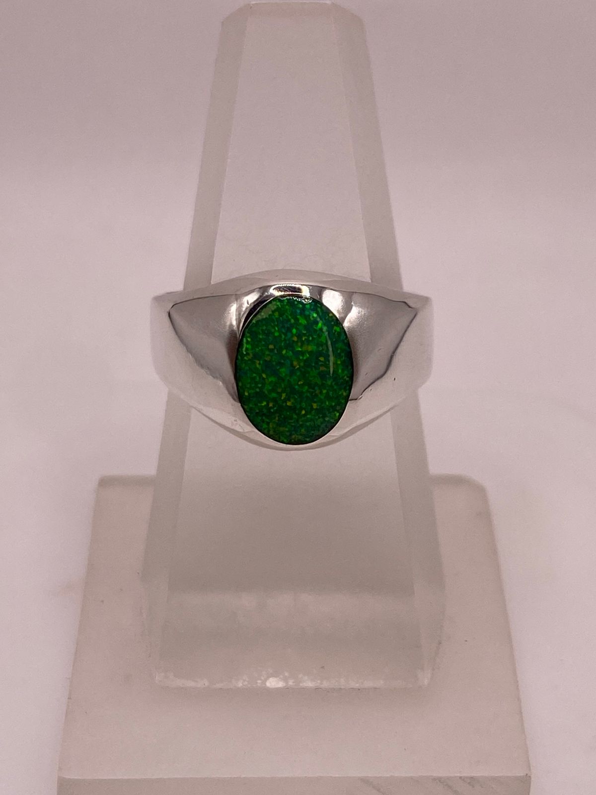 Anillo Contemporáneo con Ópalo de Fuego Verde en Plata .950 en báscula mostrando peso