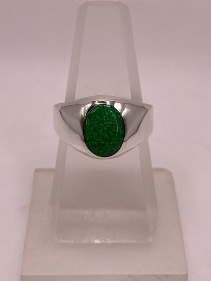 Anillo Contemporáneo con Ópalo de Fuego Verde en Plata .950 en báscula mostrando peso