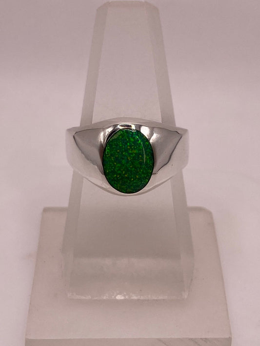 Anillo Contemporáneo con Ópalo de Fuego Verde en Plata .950 en báscula mostrando peso