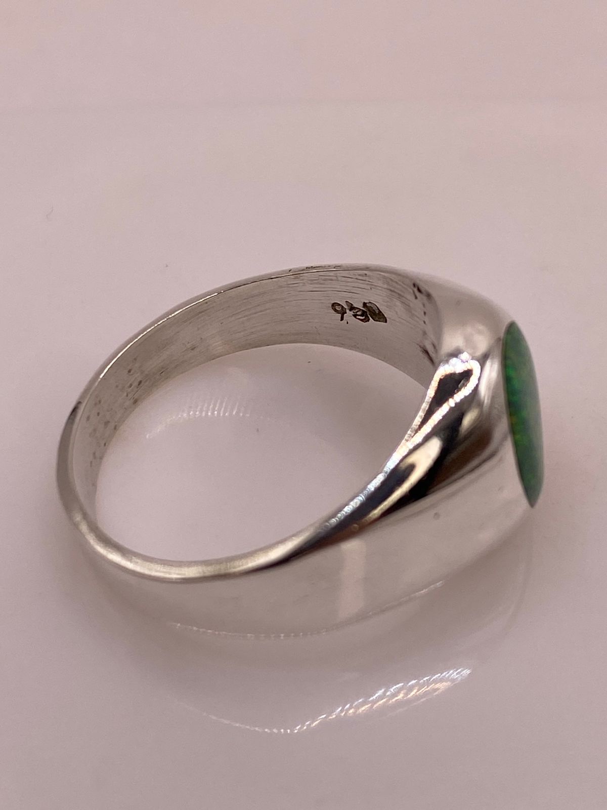 Anillo Contemporáneo con Ópalo de Fuego Verde en Plata .950, sello de autenticidad Plata Ley .925