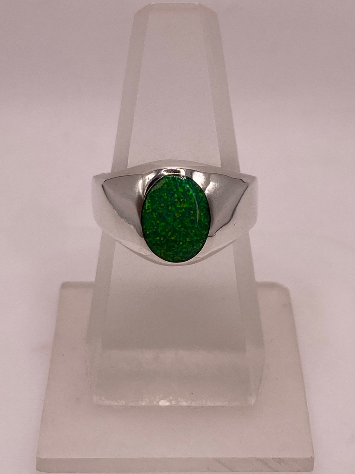 Anillo Contemporáneo con Ópalo de Fuego Verde en Plata .950, vista frontal