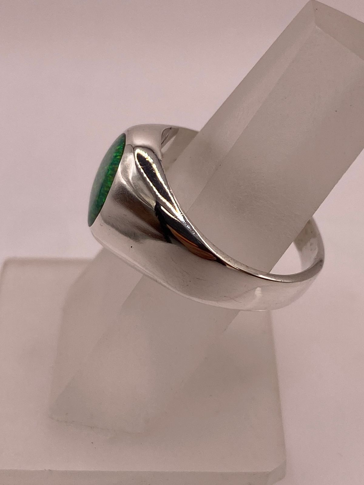 Anillo Contemporáneo con Ópalo de Fuego Verde en Plata .950, vista superior