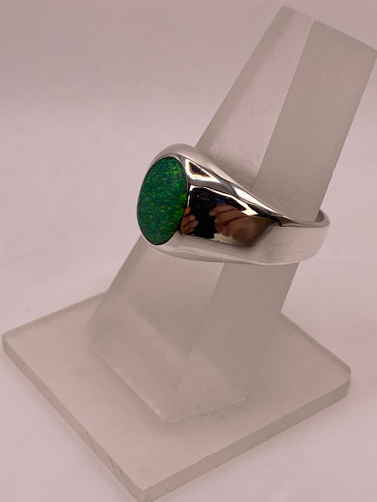 Anillo Contemporáneo con Ópalo de Fuego Verde en Plata .950, vista lateral