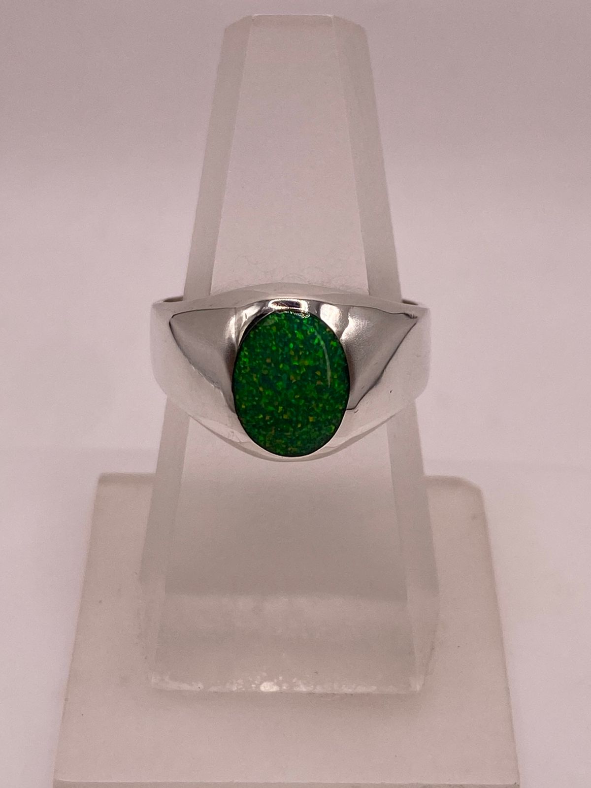 Anillo Contemporáneo con Ópalo de Fuego Verde en Plata .950, vista de detalle