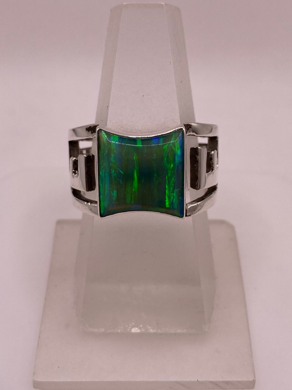 Anillo Contemporáneo con Ópalo de Fuego Verde en Plata .950 en báscula mostrando peso