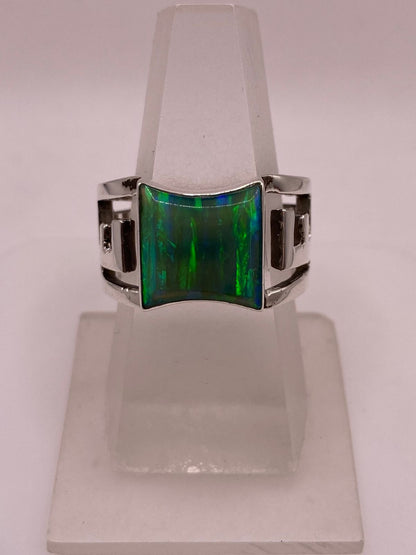 Anillo Contemporáneo con Ópalo de Fuego Verde en Plata .950 en báscula mostrando peso