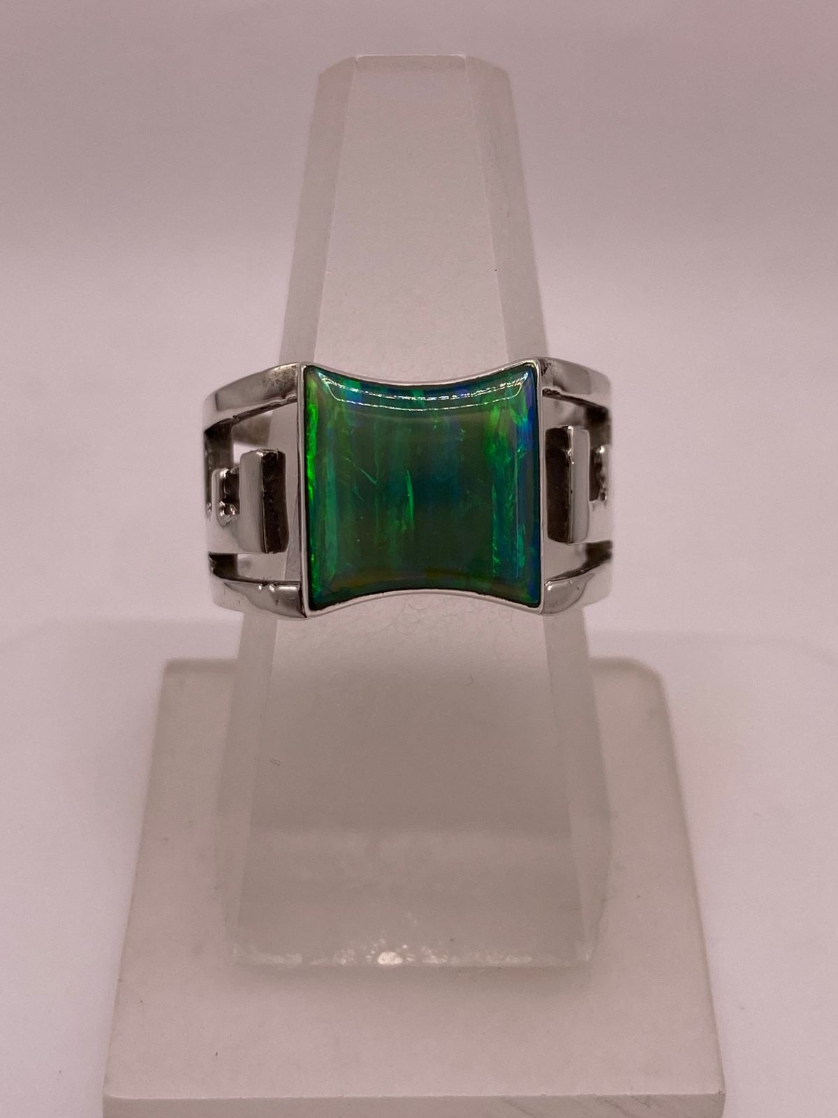 Anillo Contemporáneo con Ópalo de Fuego Verde en Plata .950, vista superior