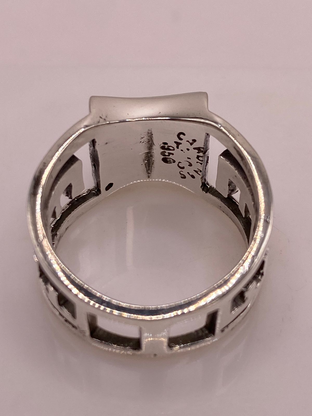 Anillo Contemporáneo con Ópalo de Fuego Verde en Plata .950, sello de autenticidad Plata Ley .925
