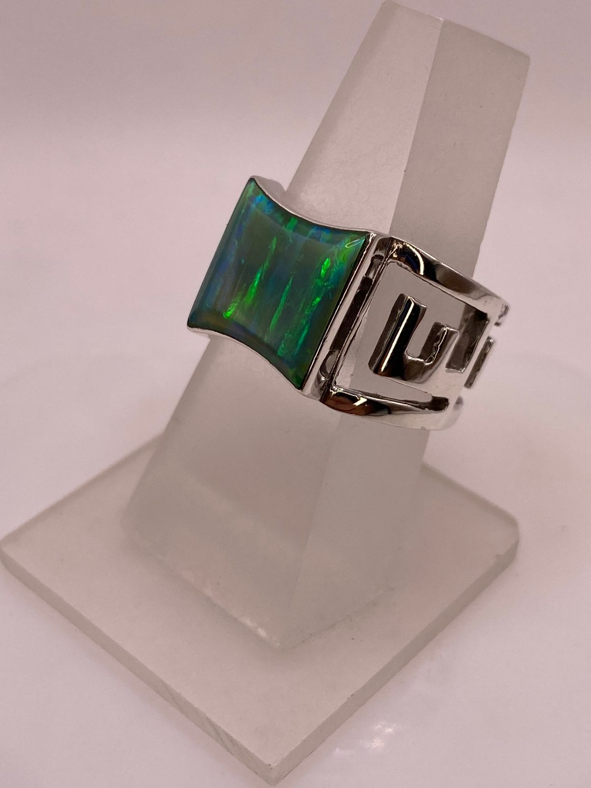 Anillo Contemporáneo con Ópalo de Fuego Verde en Plata .950, vista de detalle