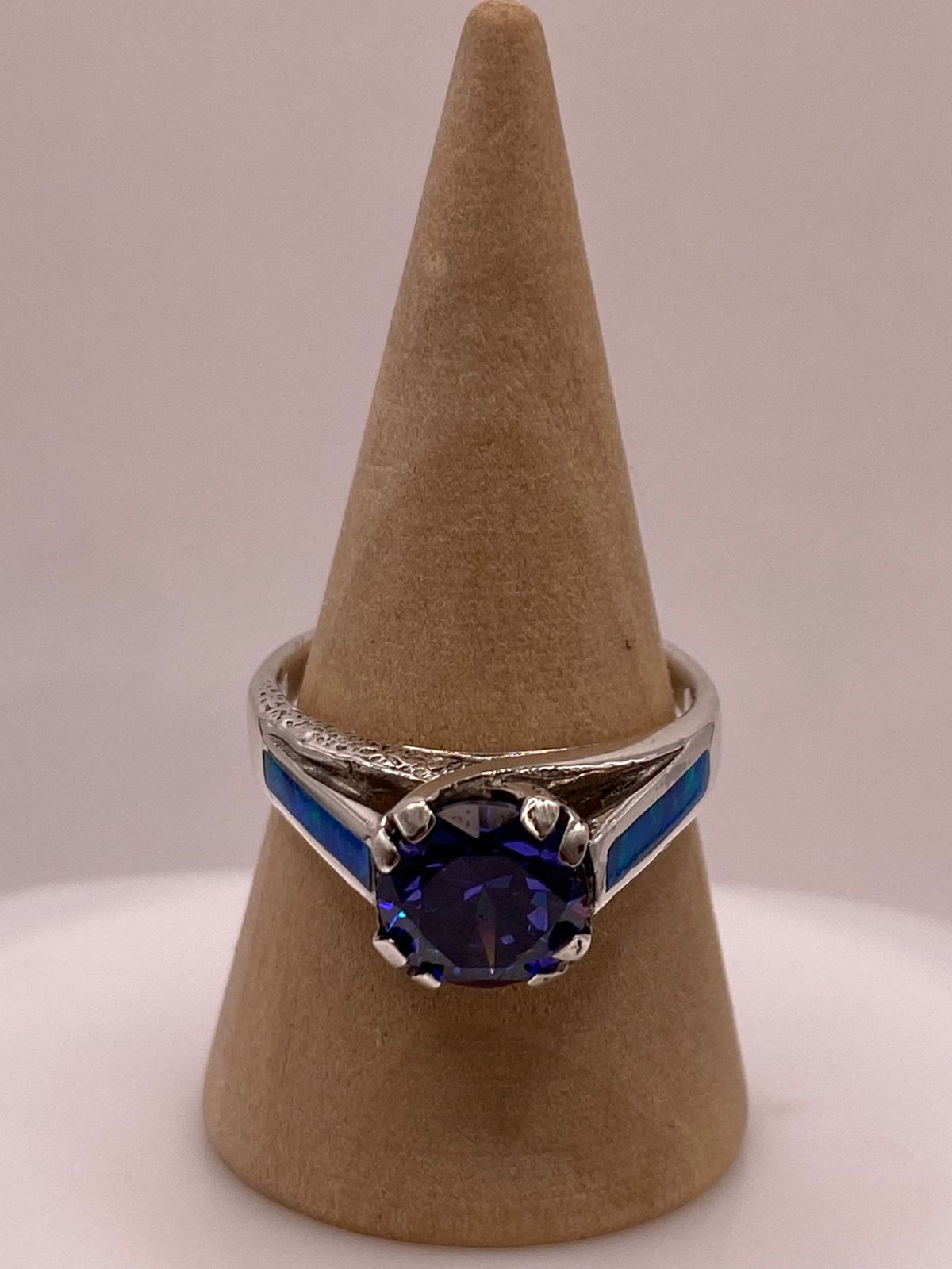Anillo Contemporáneo con Ópalo de Fuego y Zirconia Azul en Plata .950 en báscula mostrando peso