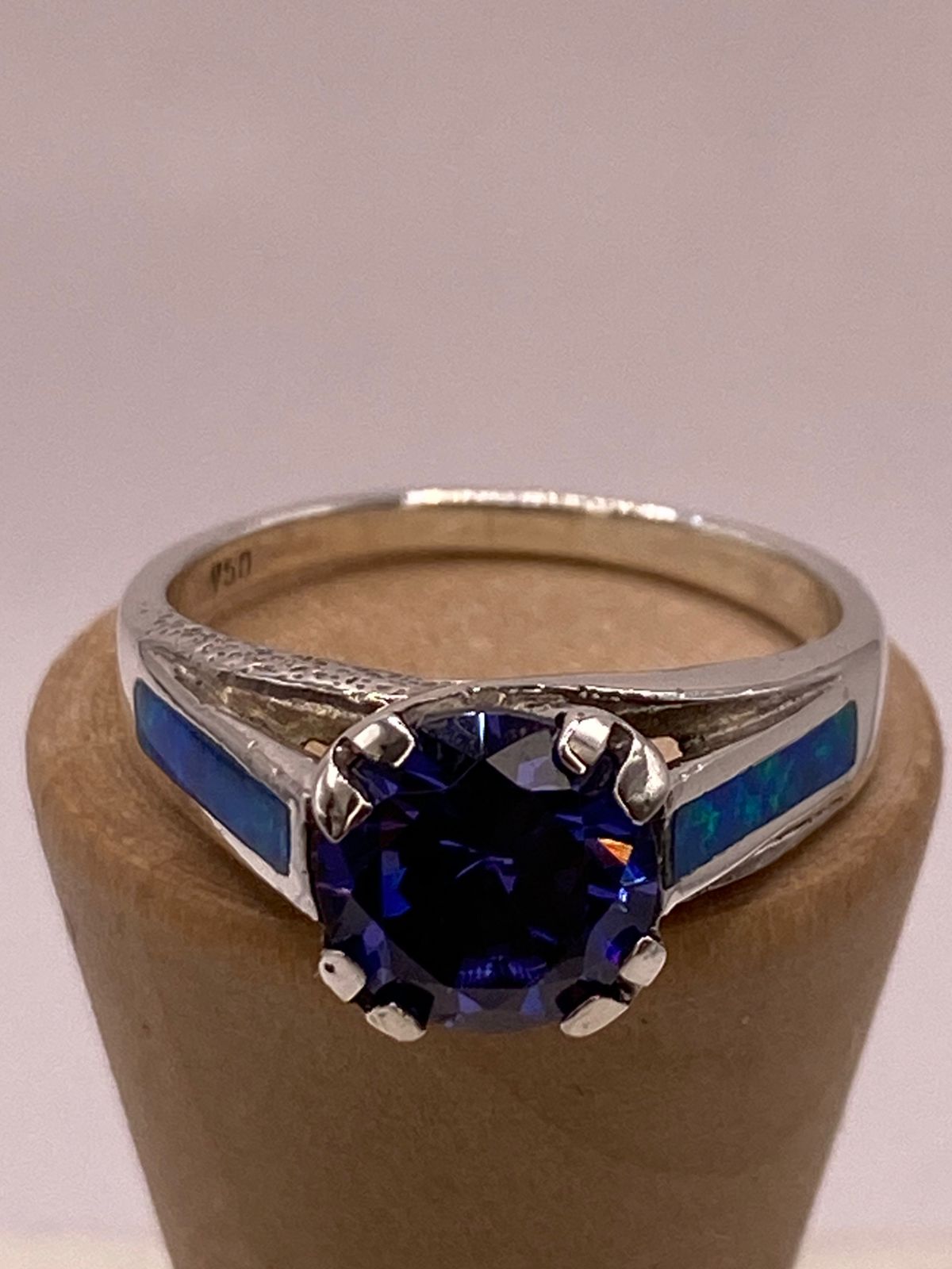 Anillo Contemporáneo con Ópalo de Fuego y Zirconia Azul en Plata .950, vista de detalle