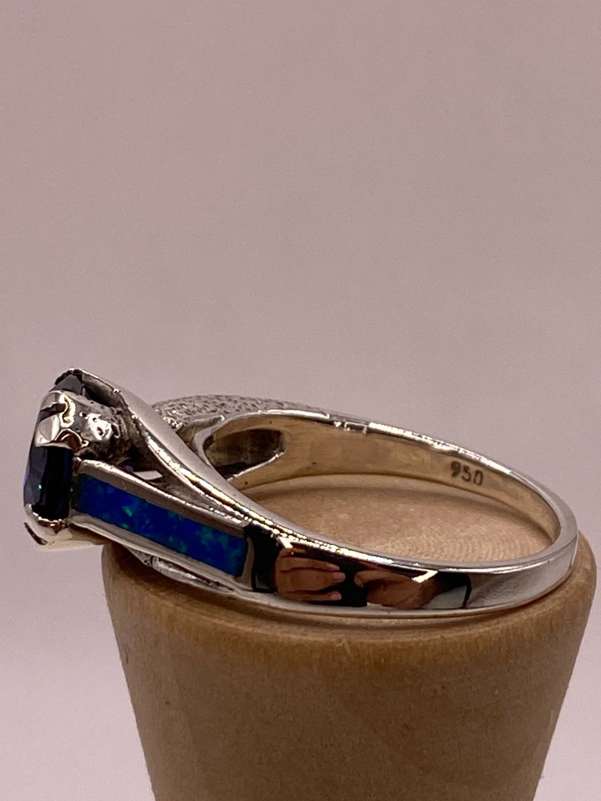 Anillo Contemporáneo con Ópalo de Fuego y Zirconia Azul en Plata .950, sello de autenticidad Plata Ley .925