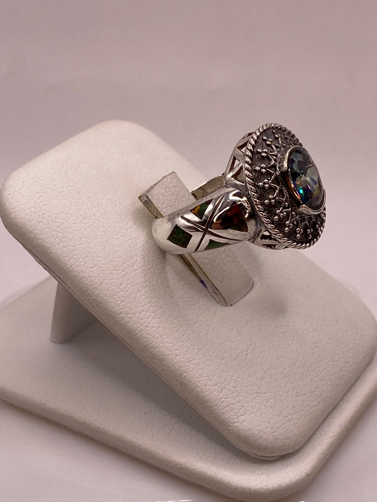 Anillo Contemporáneo Geométrico con Ópalo de Fuego, Zirconia y Marquesita en Plata .950, vista lateral