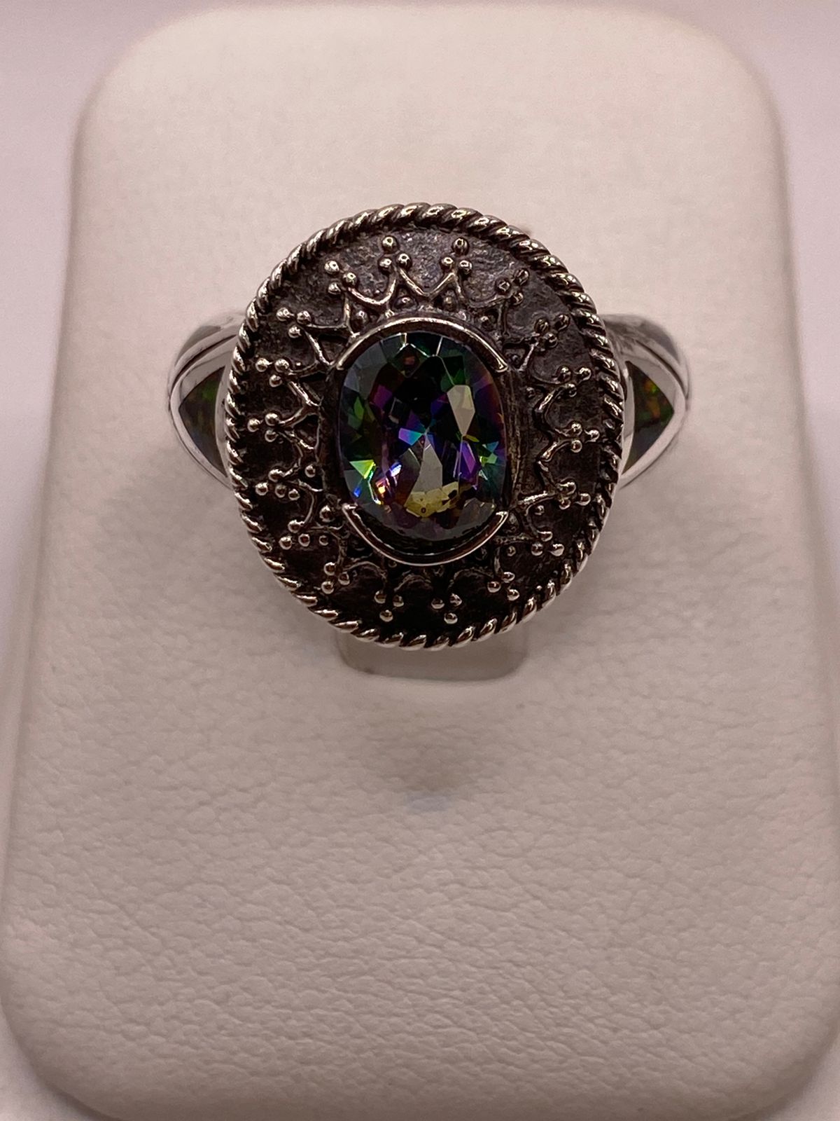 Anillo Contemporáneo Geométrico con Ópalo de Fuego, Zirconia y Marquesita en Plata .950, vista de detalle