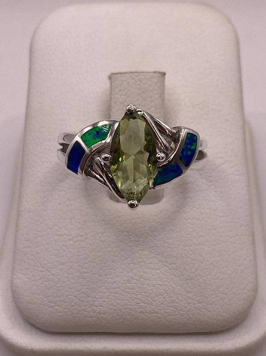 Anillo Contemporáneo con Ópalo de Fuego y Zirconia en Plata .925 — vista lateral