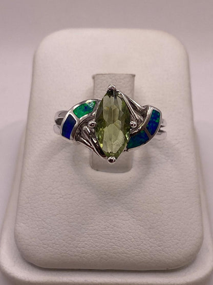 Anillo Contemporáneo con Ópalo de Fuego y Zirconia en Plata .925, vista lateral
