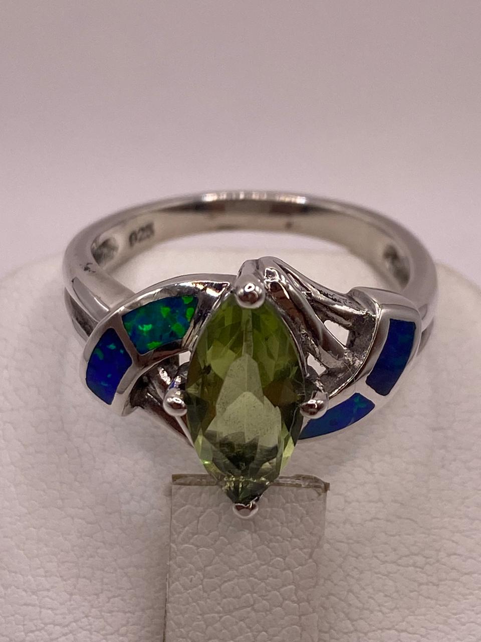 Anillo Contemporáneo con Ópalo de Fuego y Zirconia en Plata .925, sello de autenticidad Plata Ley .925