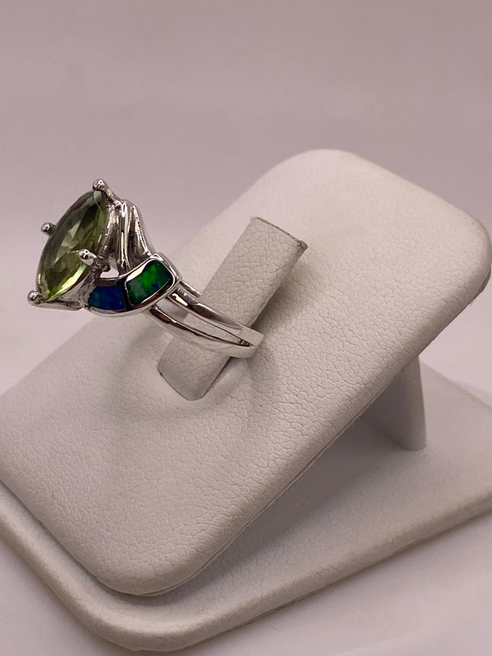 Anillo Contemporáneo con Ópalo de Fuego y Zirconia en Plata .925, vista frontal