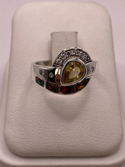 Anillo Contemporáneo con Ópalo de Fuego y Zirconia en Plata .925 — detalle de acabado