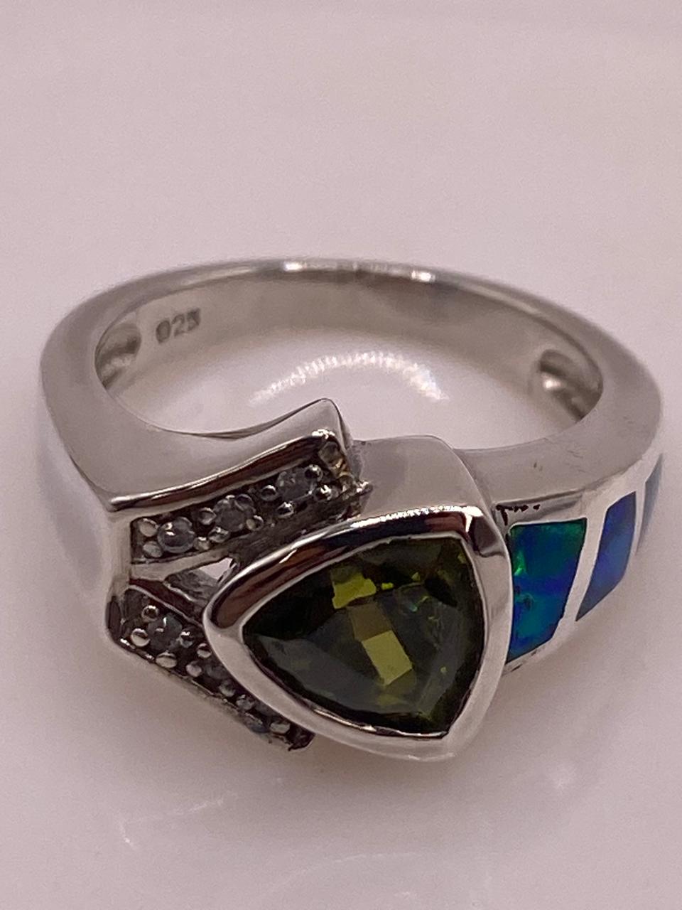 Anillo Contemporáneo con Ópalo de Fuego y Zirconia en Plata .925, sello de autenticidad Plata Ley .925