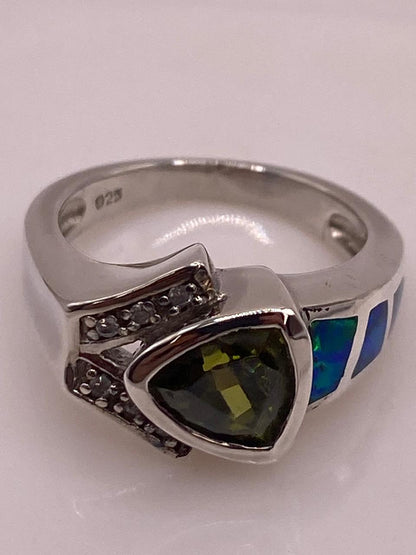 Anillo Contemporáneo con Ópalo de Fuego y Zirconia en Plata .925, sello de autenticidad Plata Ley .925