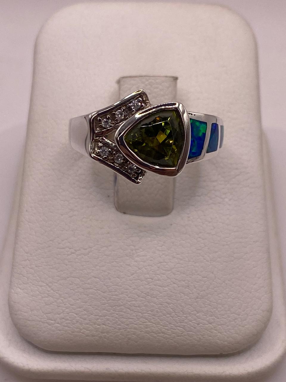 Anillo Contemporáneo con Ópalo de Fuego y Zirconia en Plata .925 — detalle de acabado