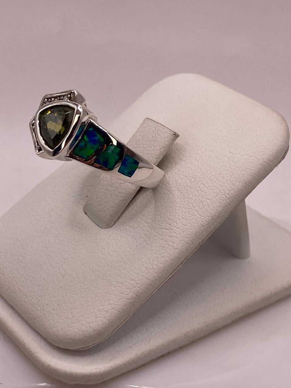 Anillo Contemporáneo con Ópalo de Fuego y Zirconia en Plata .925, vista lateral