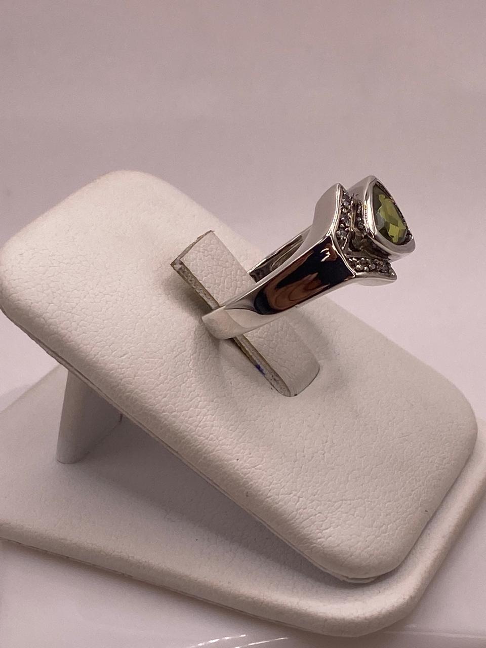 Anillo Contemporáneo con Ópalo de Fuego y Zirconia en Plata .925, vista de detalle