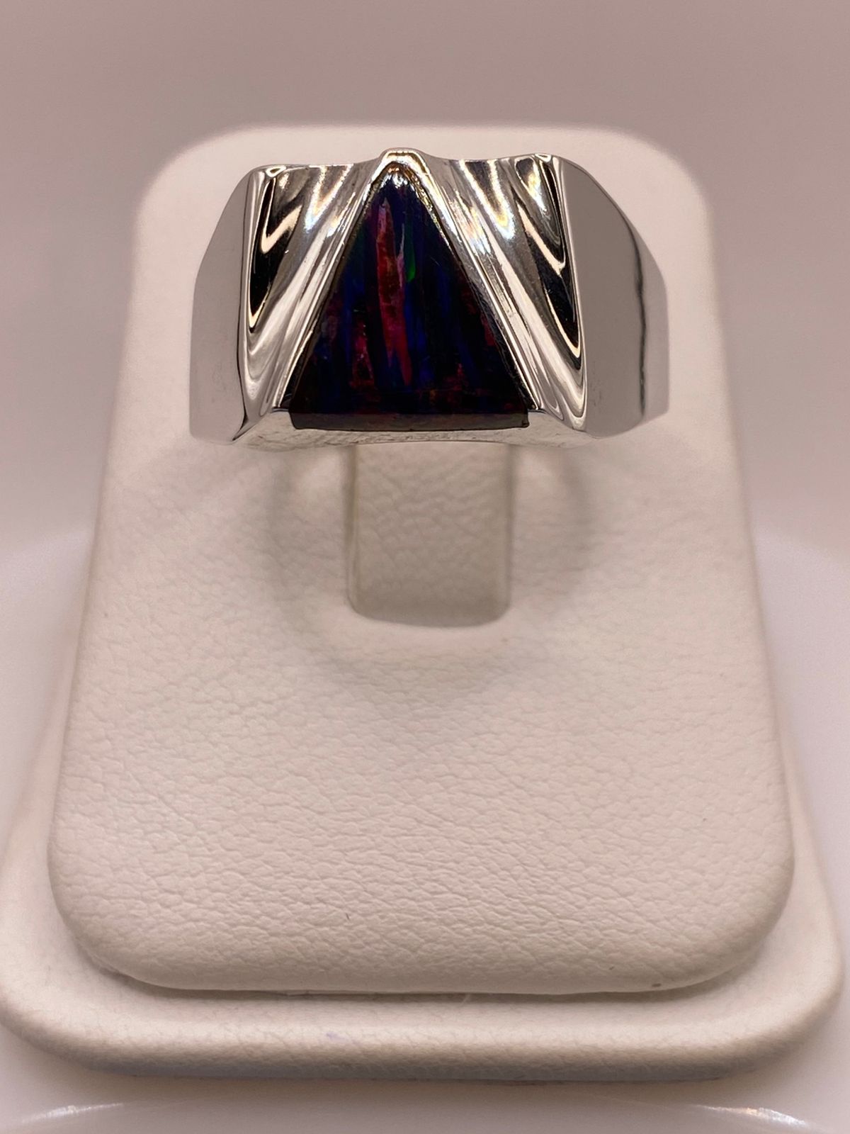 Anillo Contemporáneo en Plata Ley 950 con Ópalo de Fuego — ángulo diagonal