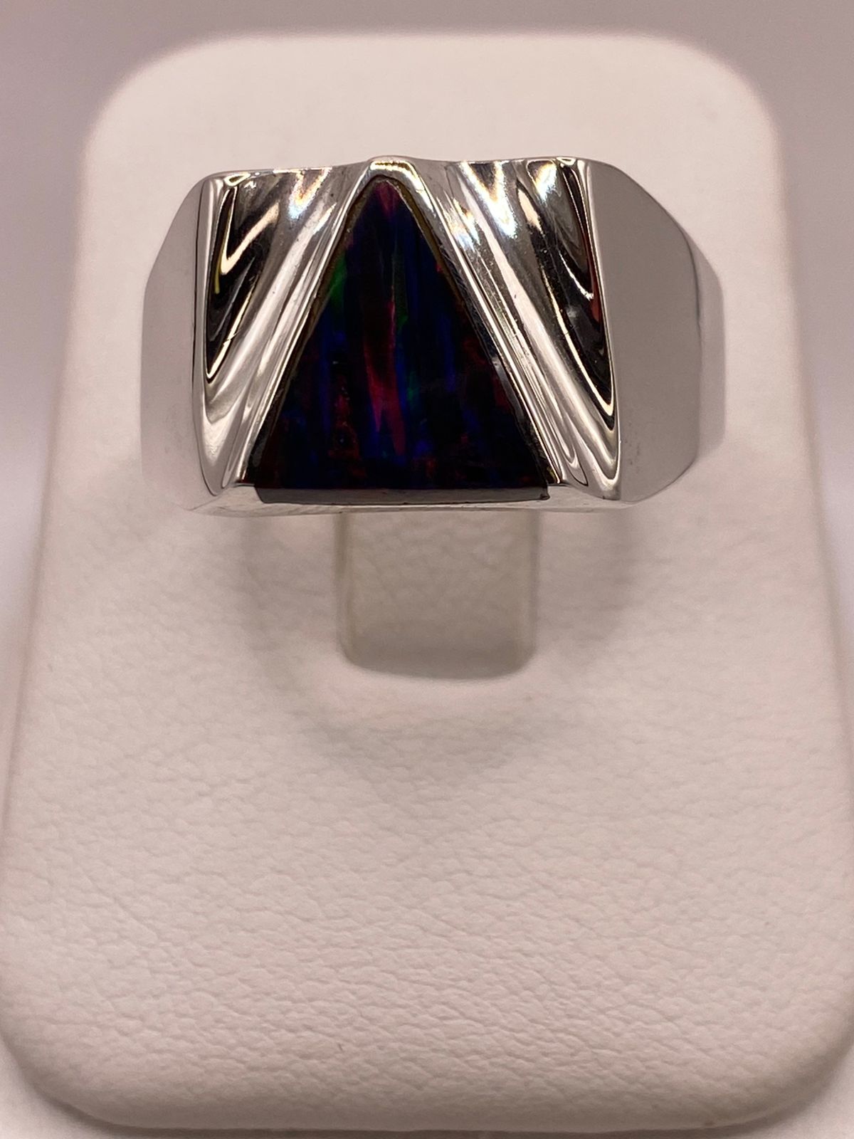 Anillo Contemporáneo en Plata Ley 950 con Ópalo de Fuego, vista frontal