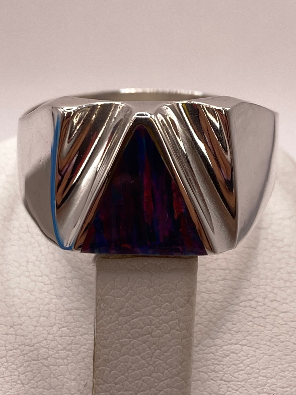 Anillo Contemporáneo en Plata Ley 950 con Ópalo de Fuego, vista de detalle