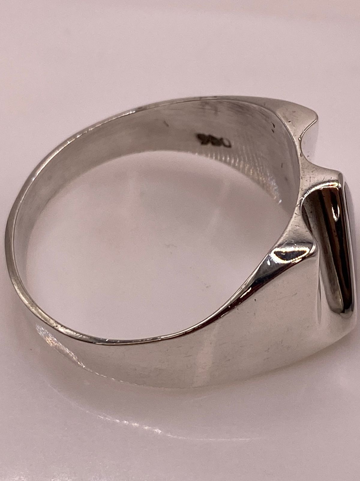 Anillo Contemporáneo en Plata Ley 950 con Ópalo de Fuego, sello de autenticidad Plata Ley .925