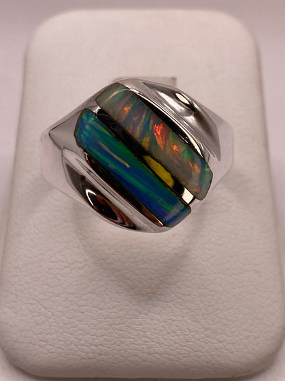 Anillo Contemporáneo en Plata Ley 950 con Ópalo de Fuego Multicolor en báscula mostrando peso