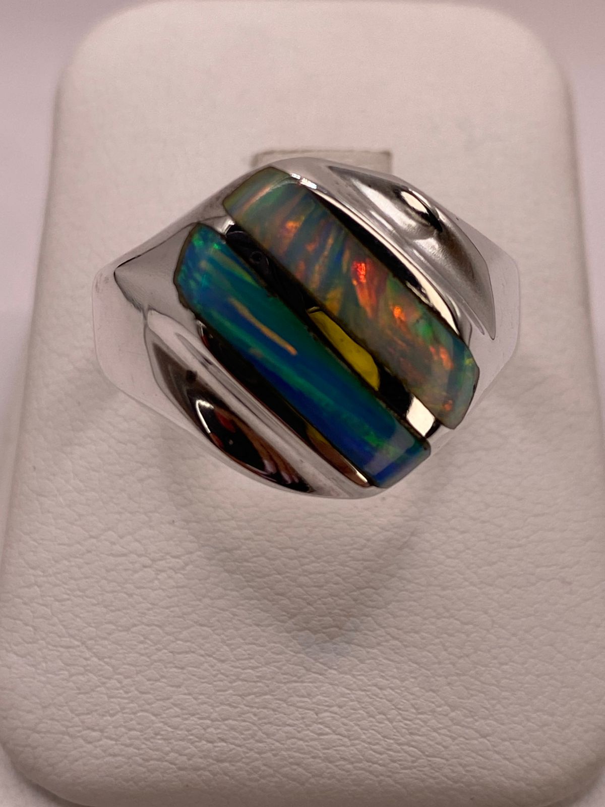 Anillo Contemporáneo en Plata Ley 950 con Ópalo de Fuego Multicolor, vista frontal