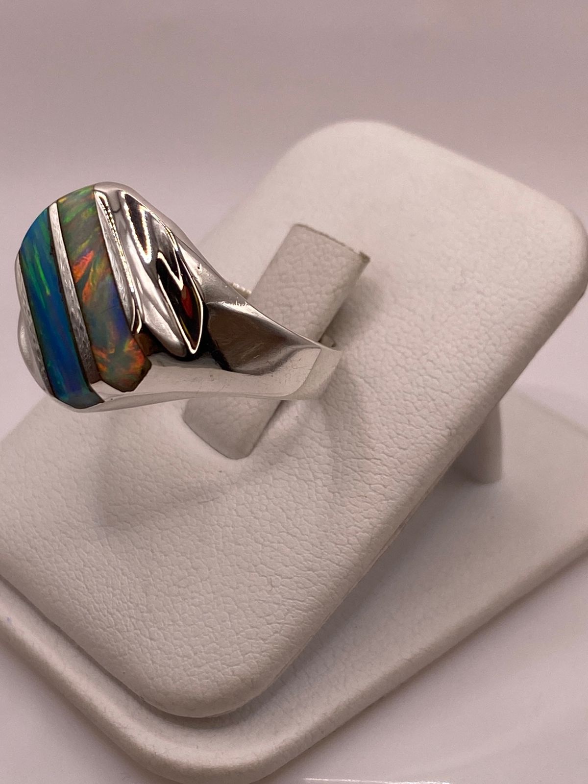 Anillo Contemporáneo en Plata Ley 950 con Ópalo de Fuego Multicolor, vista lateral