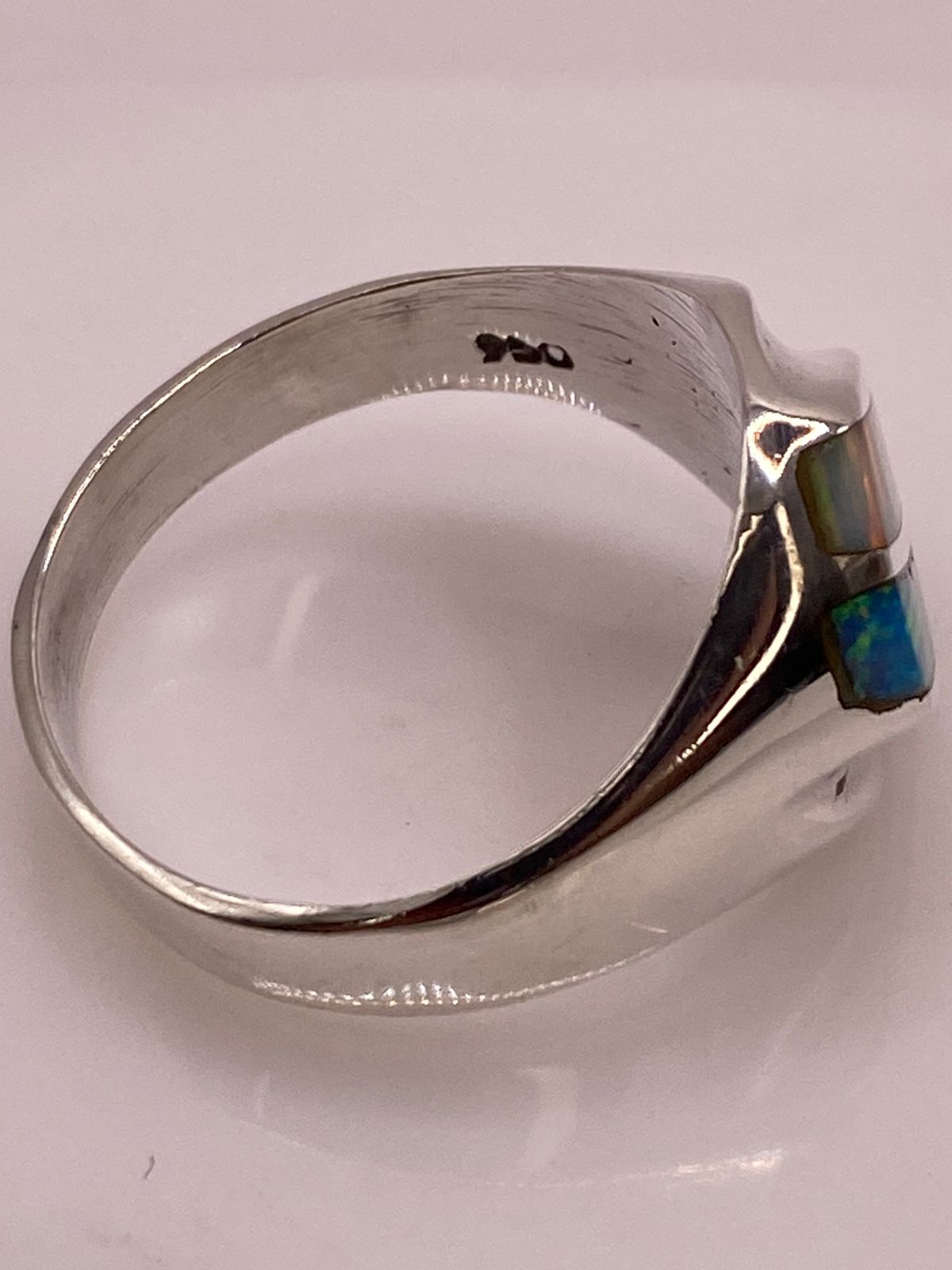 Anillo Contemporáneo en Plata Ley 950 con Ópalo de Fuego Multicolor, sello de autenticidad Plata Ley .925