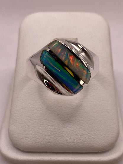 Anillo Contemporáneo en Plata Ley 950 con Ópalo de Fuego Multicolor, vista de detalle