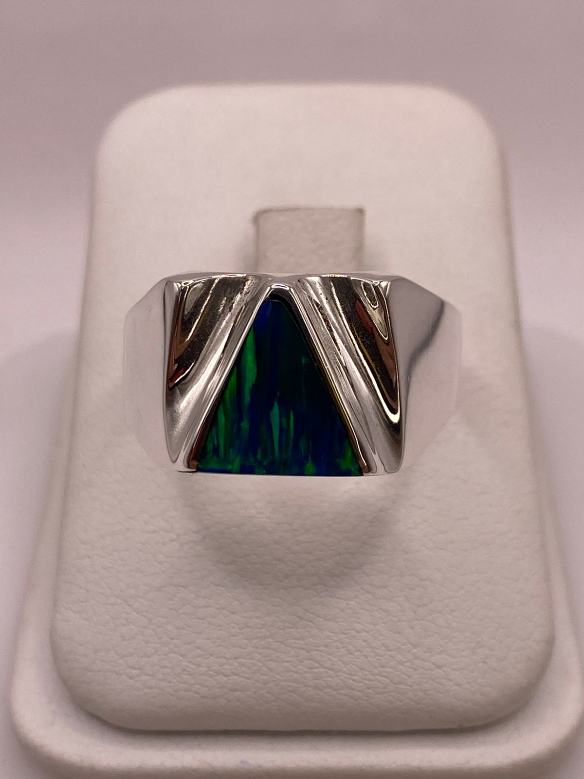 Anillo Contemporáneo Plata Ley 950 con Ópalo de Fuego, vista de detalle