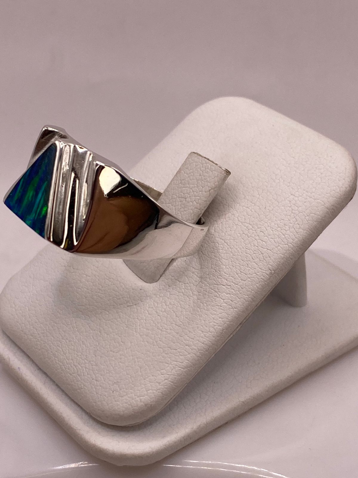 Anillo Contemporáneo Plata Ley 950 con Ópalo de Fuego, vista frontal