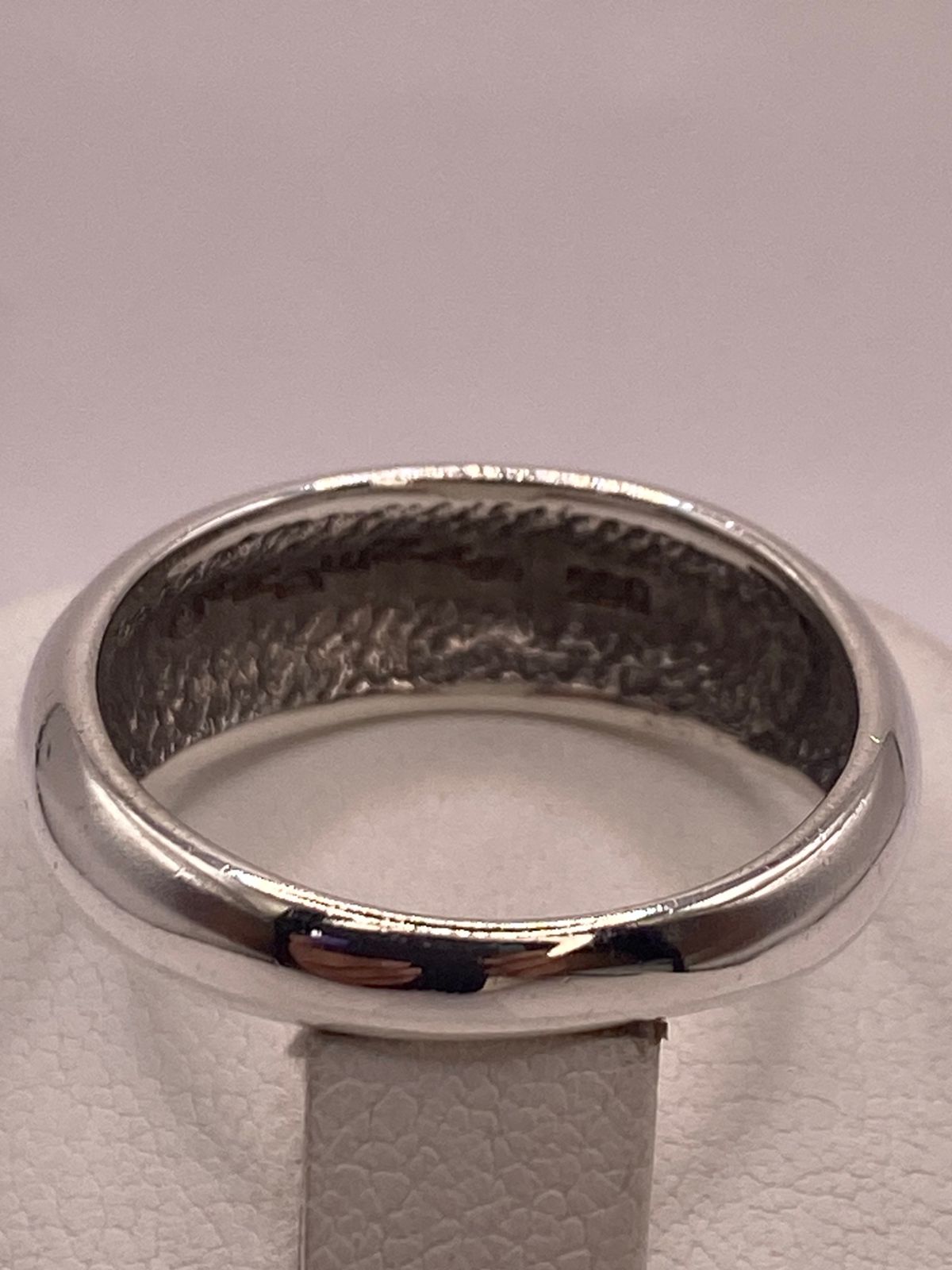 Anillo Contemporáneo de Plata 950 con Ópalo de Fuego, sello de autenticidad Plata Ley .925