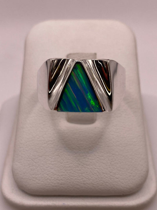 Anillo Contemporáneo Plata Ley 950 con Ópalo de Fuego Azul‑verde en báscula mostrando peso