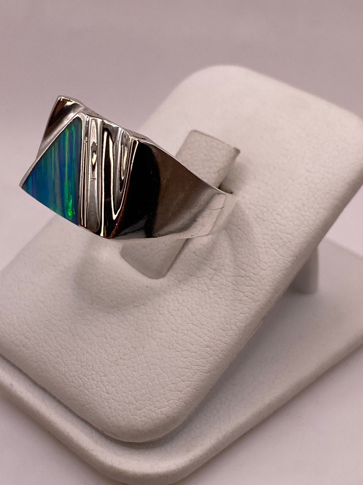 Anillo Contemporáneo Plata Ley 950 con Ópalo de Fuego Azul‑verde, vista frontal